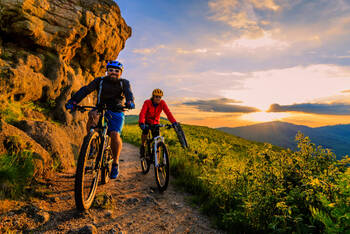 Zwei Fahrradfahrer entlang der Berge mit ihren Mountainbikes