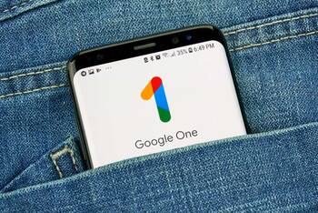 Smartphone mit Android One in Hosentasche einer Jeans