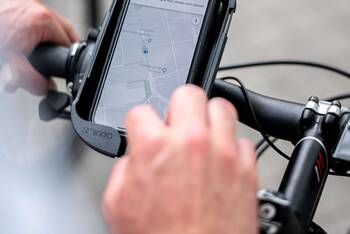 Smartphone wird als Navi beim Radfahren genutzt