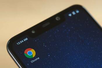 Ein Smartphone zeigt die App Chrome auf dem Homescreen