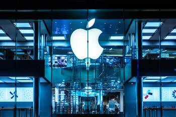 Gebäudeglasfront mit großem Apple-Logo