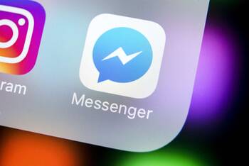 Facebook Messenger App und Instagram App im Ausschnitt auf iOS Smartphone-Bildschirm