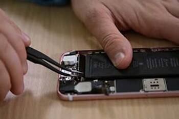 Die Kopfhörerbuchse des iPhone 6s wird repariert
