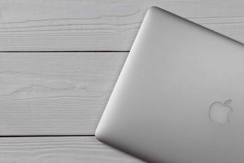 MacBook auf weiß gestrichenem Holz