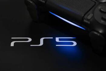 Das Logo der Playstation 5 auf schwarzem Hintergrund der Spielekonsole