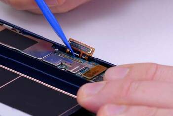 Motherboard-Stecker des Samsung Galaxy Note 9 lösen
