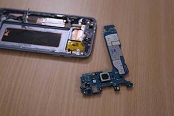 Das Motherboard des Samsung Galaxy S7 edge entfernen