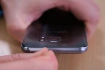 Den SIM-Schlitten des Samsung Galaxy S7 edge entfernen