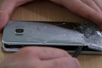 Das Backcover des Samsung Galaxy S8 ablösen