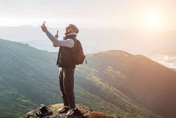 eine Person macht ein Selfie auf einem Berg