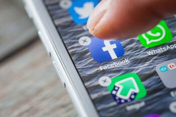 Person löscht Facebook-App auf ihrem iPhone