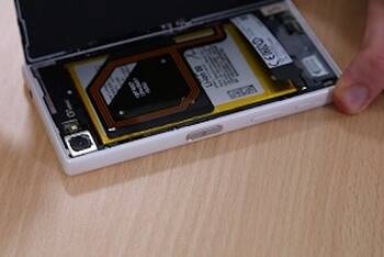 Das Backcover des Sony Xperia Z5 Compact abnehmen
