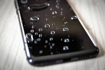 Smartphone mit Wassertropfen besprenkelt