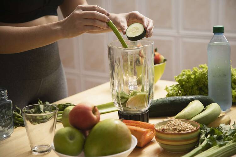 In einem Standmixer wird ein Shake aus Gemüse zubereitet.