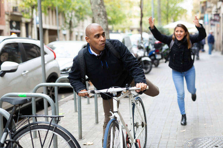 Mann klaut einer Frau das Fahrrad