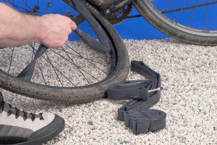 Fahrradreifen wird auf Boden repariert