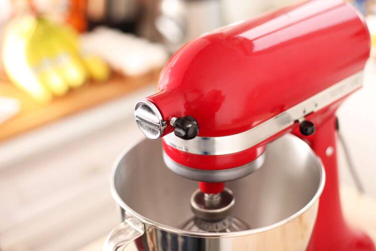 Rote Küchenmaschine KitchenAid mit Rührschüssel