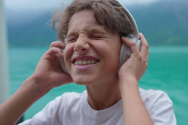 Kind setzt Kopfhörer auf