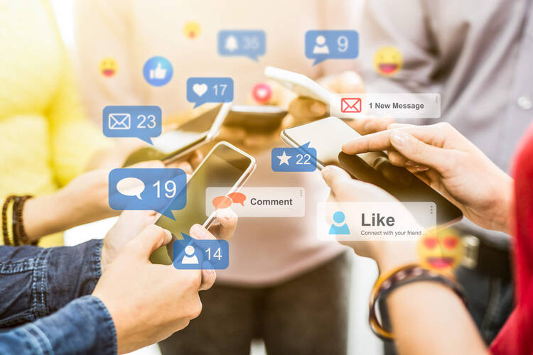 Smartphones mit Icons von Social Media Apps