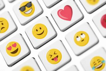 Tastatur mit Emojis auf den Tasten