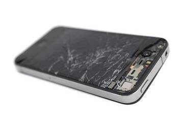 Schwarzes Smartphone mit gebrochenem Displayglas