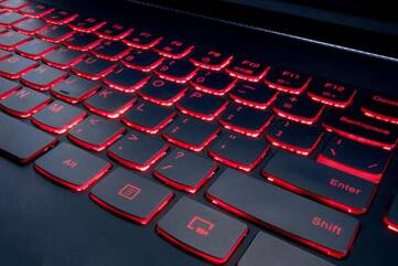 Die Tastatur des Asus TUF Gaming leuchtet rot.