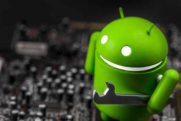 Android Maskott mit Schraubenschlüssel in der Hand