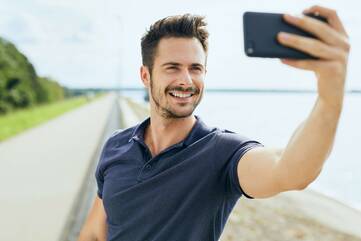 Mann nimmt Selfie von sich auf