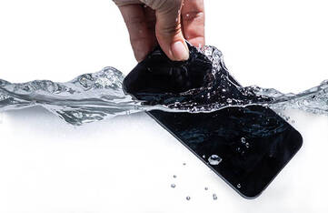Smartphone wird in Wasser gehalten