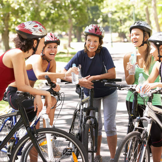 Eine Gruppe von Fahrradfahrerinnen