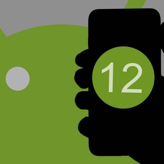 Android-Symbol im Hintergrund vor Schattenriss von Smartphone mit grüner "12" darauf