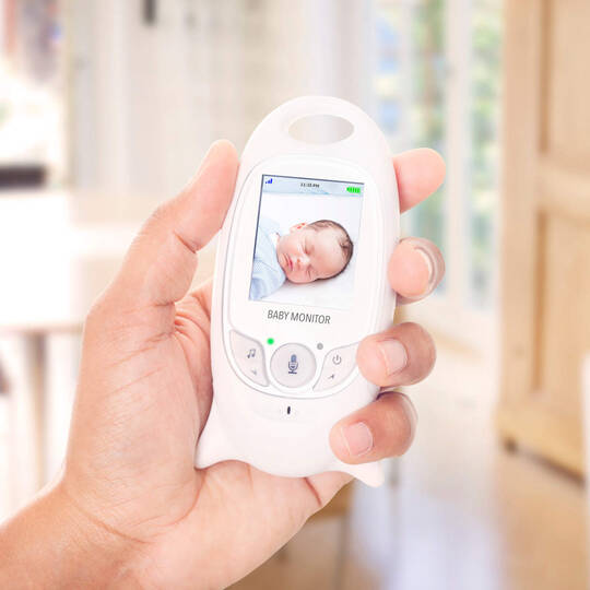 Babyphone in der Hand überwacht das Baby
