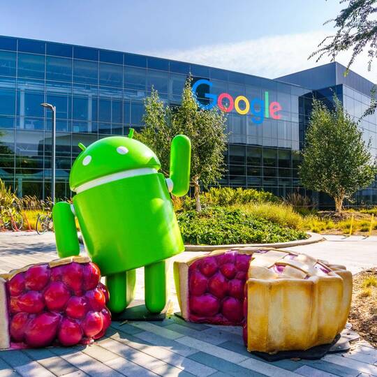 Android Maskott mit riesigen Kuchenstücken vor dem Google HQ