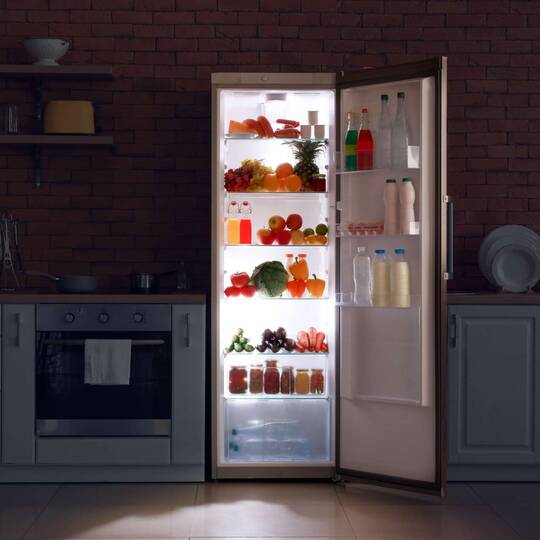 ein geöffneter Kühlschrank beleuchtet eine sonst dunkele Küche