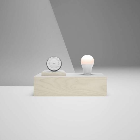 Ikea Trådfri Glühbirne und Lichtschalter vor grauem Hintergrund