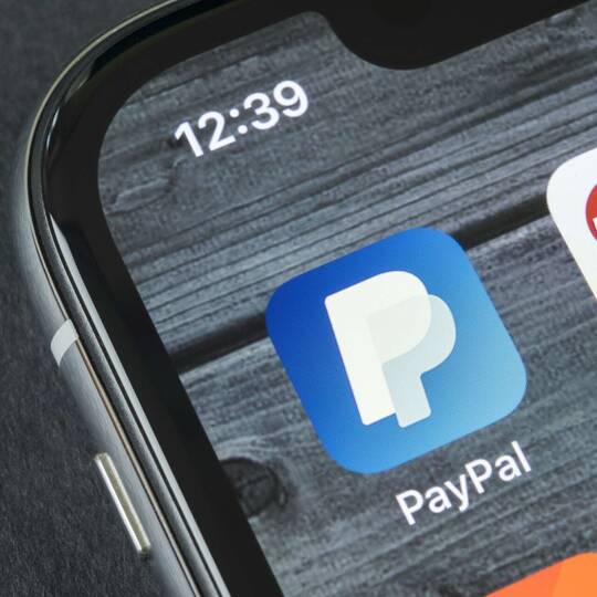 PayPal App Logo auf einem Handydisplay
