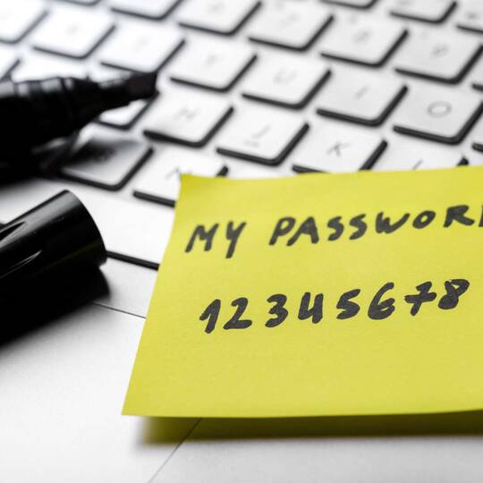Passwort mit Edding auf eine gelbe sticky Note geschrieben