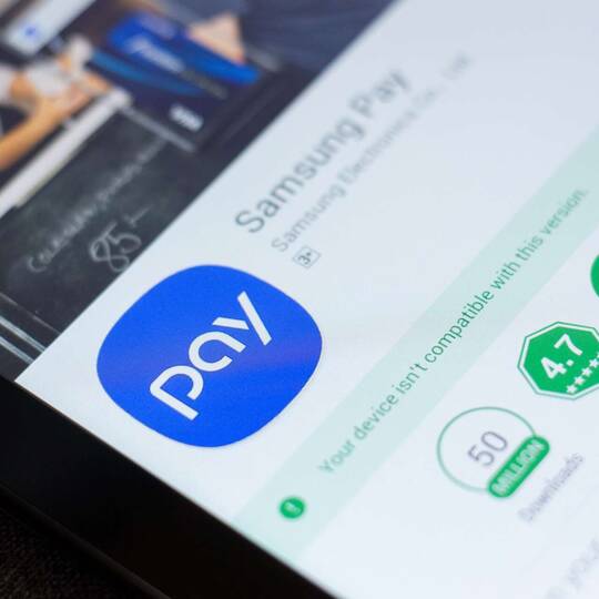 Smartphone Display mit Samsung Pay Applikation geöffnet