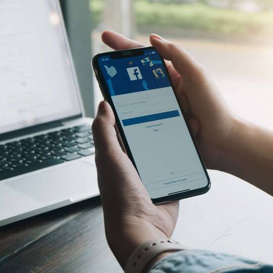 Smartphone mit geöffneter Facebook-App
