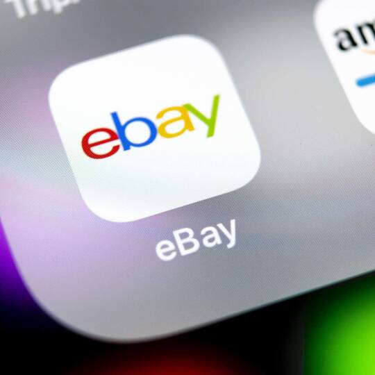 Nahaufnahme eines Smartphones zeigt die eBay App