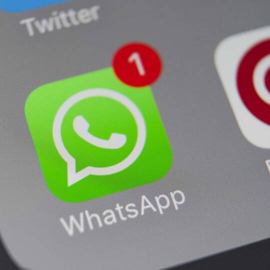 WhatsApp Icon auf einem Handydisplay