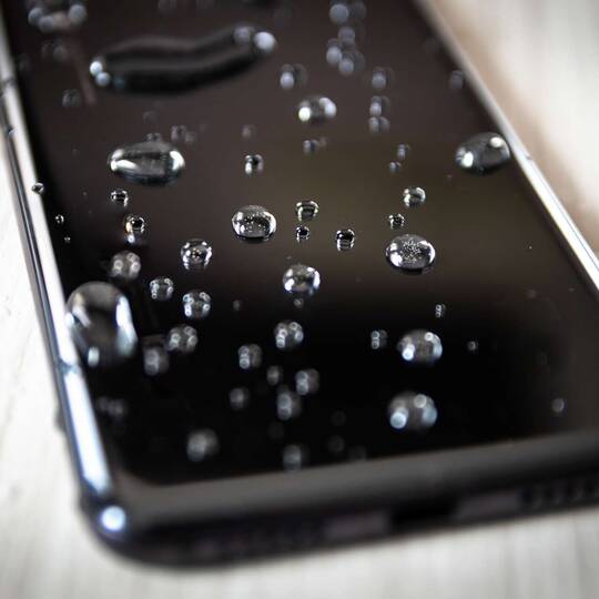 Smartphone mit Wassertropfen besprenkelt