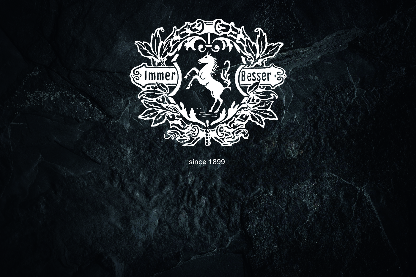 Ein weißes Wappen mit Niedersachsenross auf schwarzem Grund mit dem Schriftzug "Immer besser - since 1899"