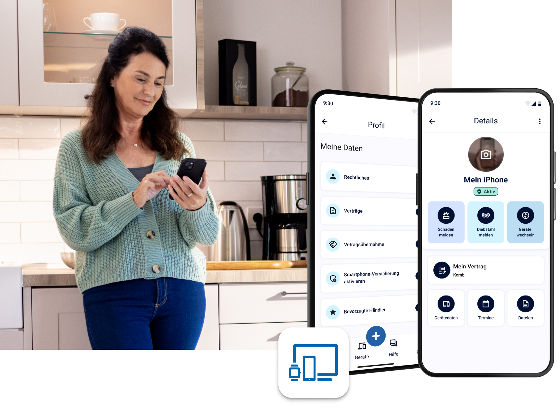 Eine Frau steht in der Küche, schaut auf ihr Smartphone und lächelt