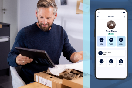 Ein Mann hält ein Tablet in der Hand, neben ihm ein geöffneter Karton