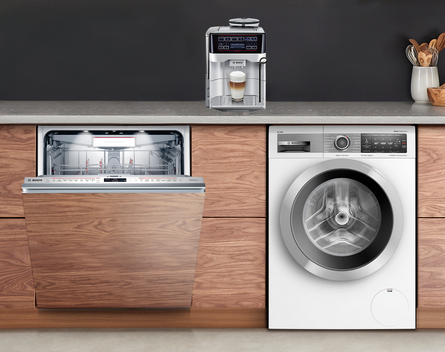 Küchenzeile mit Waschmaschine, Spühlmaschine und Kaffeevollautomat 