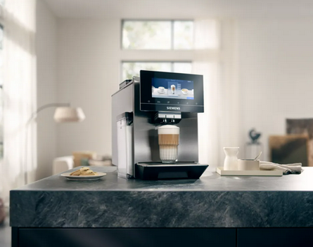 Ein Kaffeevollautomat steht in einer modernen Küche