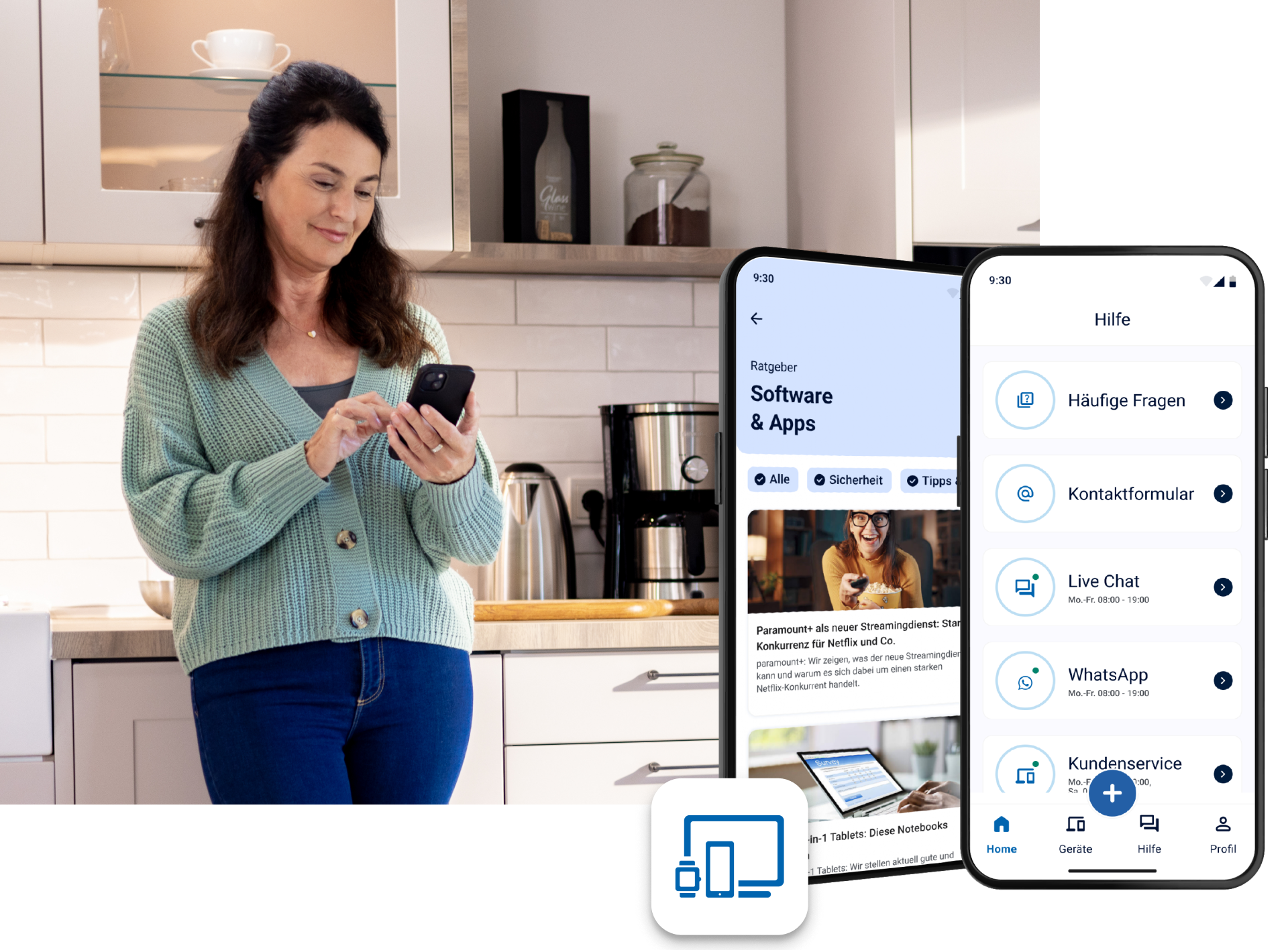Eine Frau steht in der Küche, schaut auf ihr Smartphone und lächelt