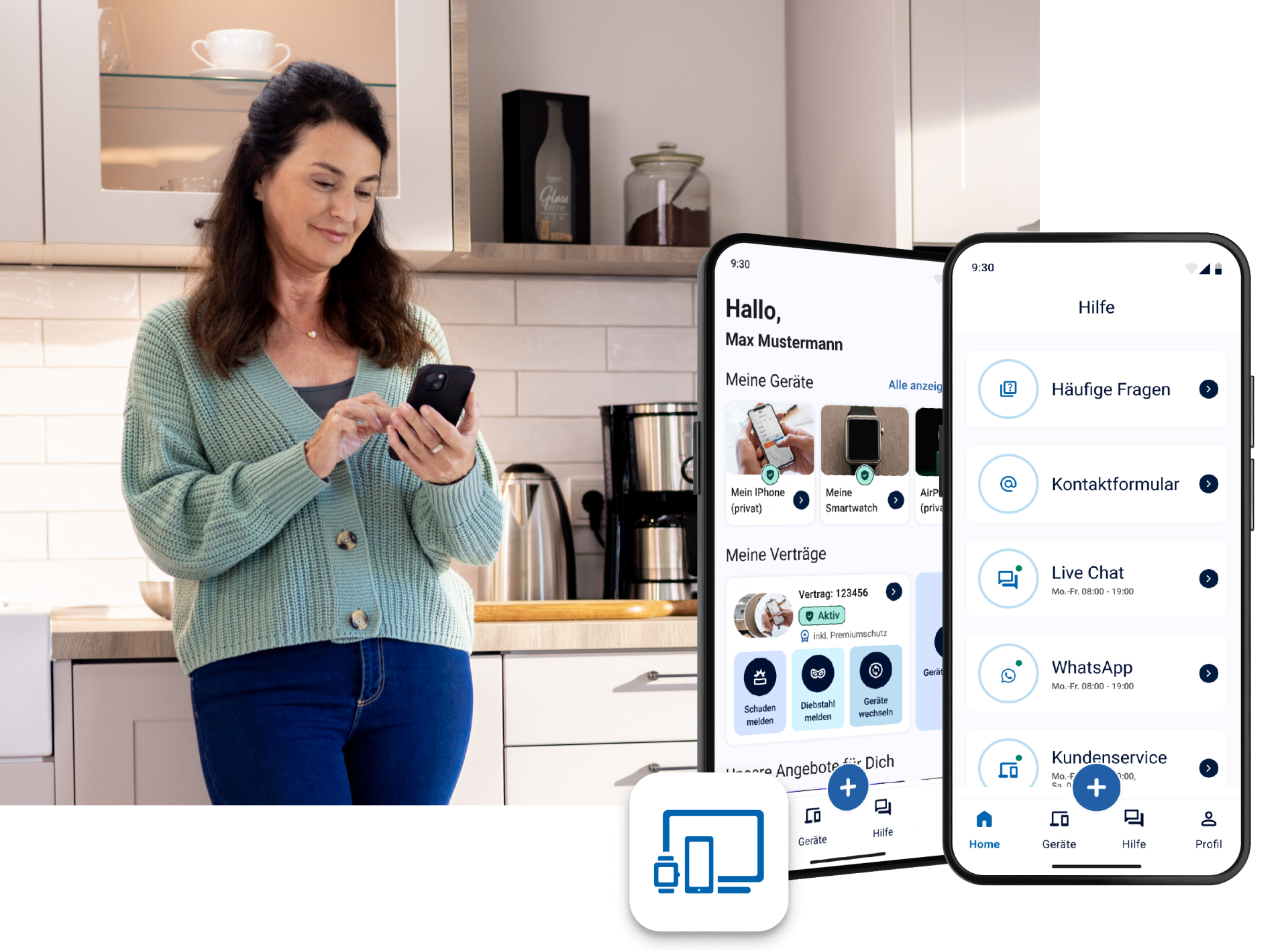Eine Frau steht in der Küche, schaut auf ihr Smartphone und lächelt
