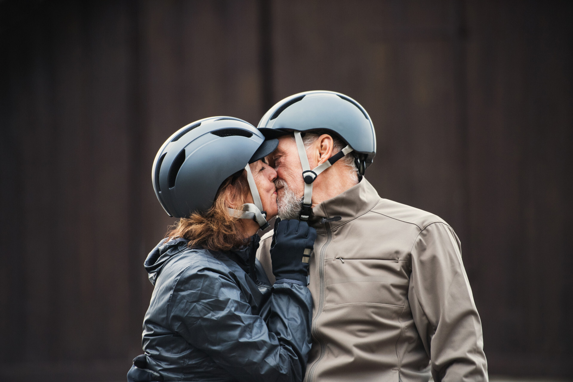 Senioren Paar mit Fahrradhelm küsst sich